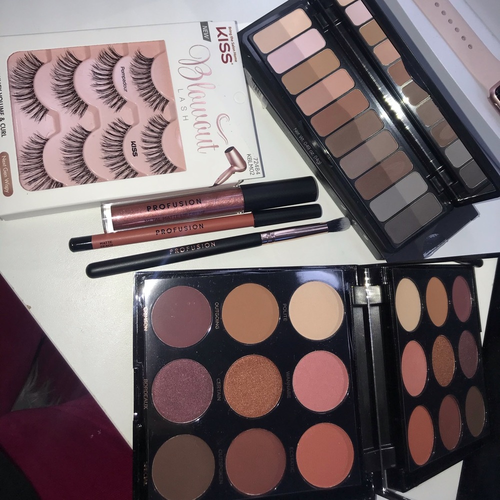 Makeup bundle - Picture 4 of 4